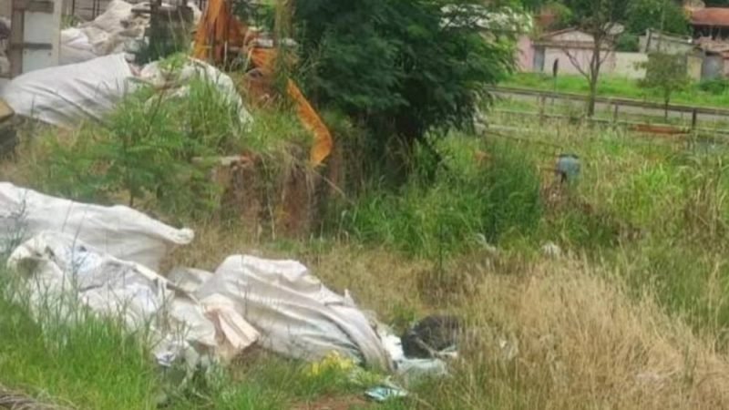 Agente de endemias encontra corpo em decomposição em lote no Centro de Jataí