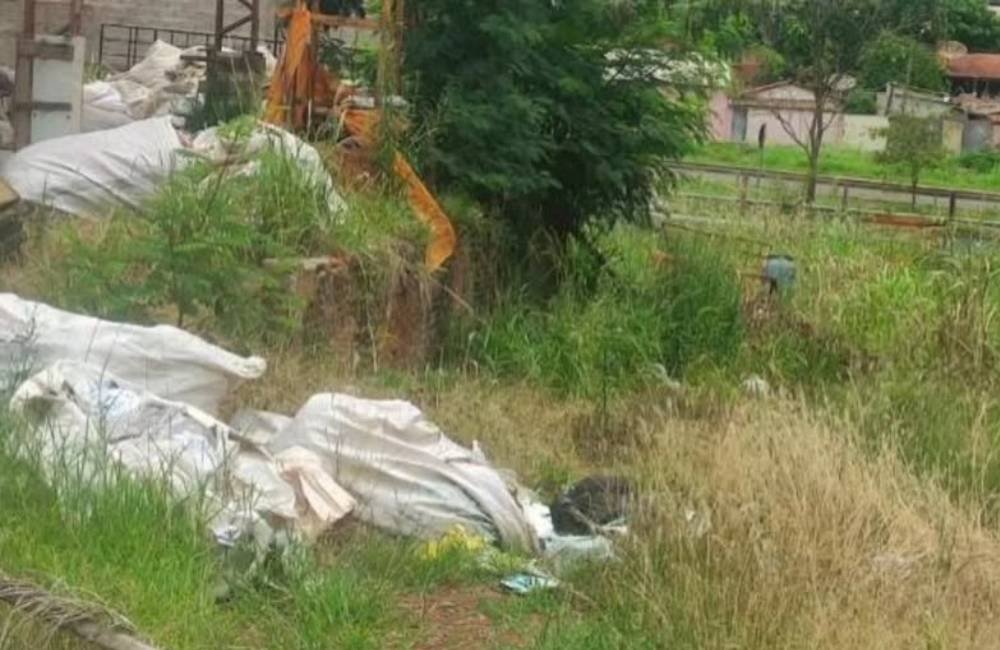 Agente de endemias encontra corpo em decomposição em lote no Centro de Jataí