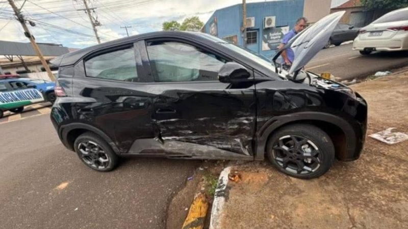 Avanço de sinal provoca colisão entre veículos no Centro de Jataí