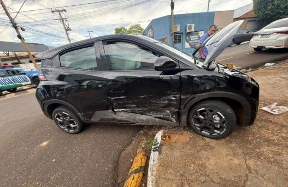 Avanço de sinal provoca colisão entre veículos no Centro de Jataí