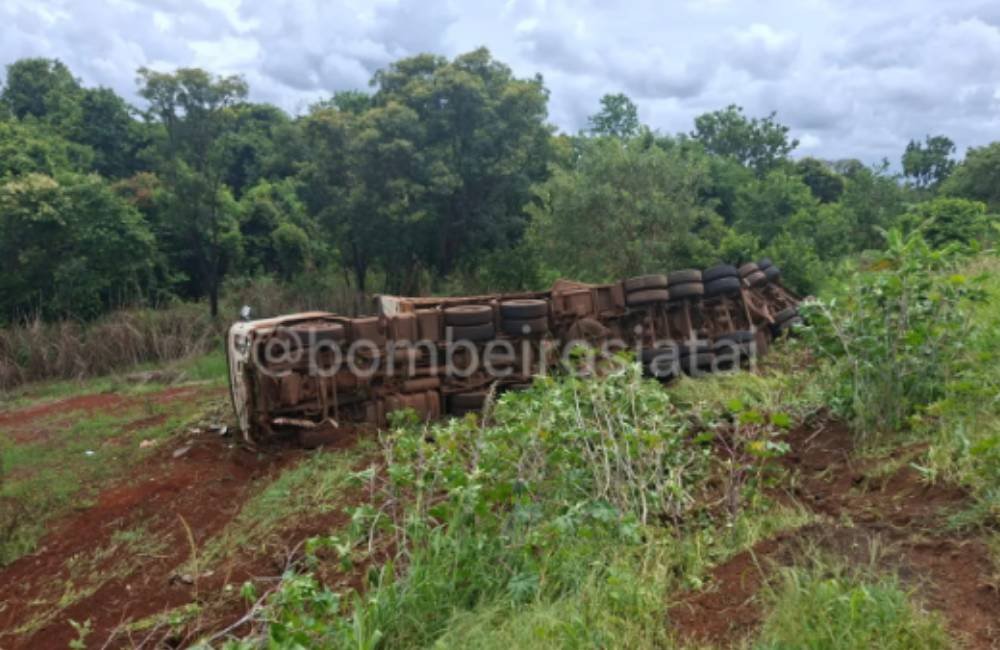 Caminhão tomba na BR-364 em Jataí após tentativa de ultrapassagem