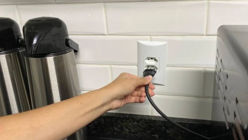 Casa vazia nas férias: cuidados elétricos previnem acidentes e cortam “consumo fantasma”