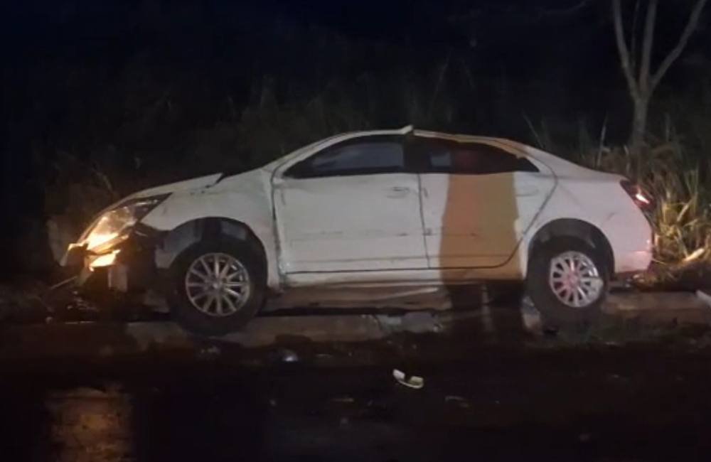 VÍDEO | Chevrolet Cobalt colide com alambrado do 41º Batalhão de Infantaria Mecanizado em Jataí