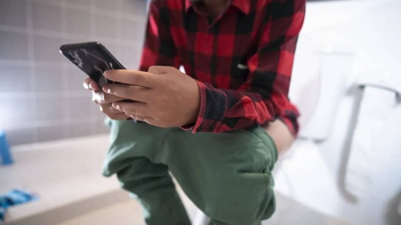 Hábito comum no banheiro dispara risco de hemorroidas em 46%