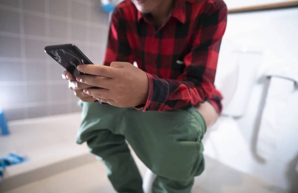 Hábito comum no banheiro dispara risco de hemorroidas em 46%