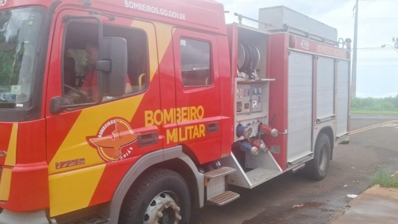 Incêndio em residência assusta moradores e mobiliza Bombeiros no Conjunto Mauro Antônio Bento, em Jataí