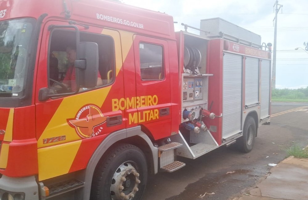 Incêndio em residência assusta moradores e mobiliza Bombeiros no Conjunto Mauro Antônio Bento, em Jataí