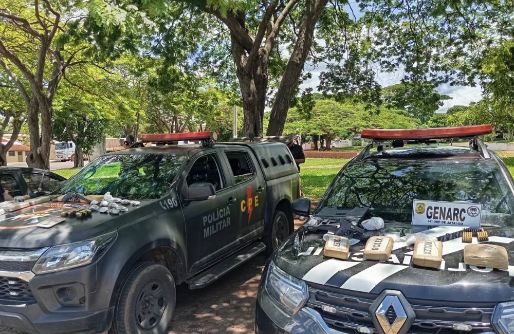 Monitoramento policial desmantela transporte de drogas e armas em dois veículos