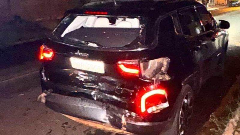 VÍDEO | Motorista de caminhonete foge após atingir Jeep Compass e causar engavetamento em Jataí