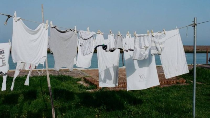 Técnica simples volta a ganhar destaque e ajuda a recuperar o branco das roupas