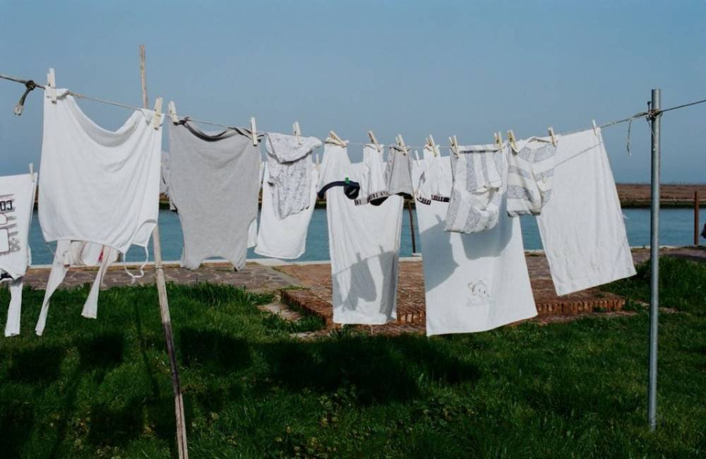 Técnica simples volta a ganhar destaque e ajuda a recuperar o branco das roupas