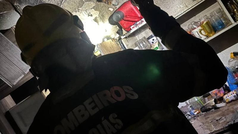 VÍDEO| Incêndio surpreende moradores e destrói cozinha de casa no Setor Antena, em Jataí