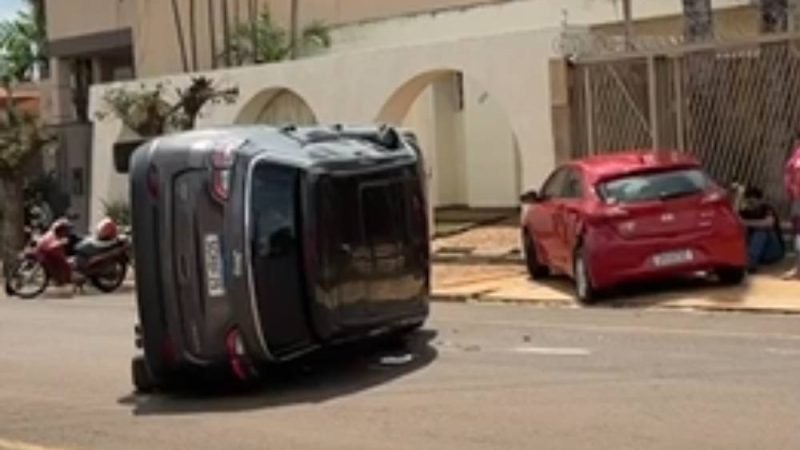 VÍDEO| Jeep capota após atingir carro estacionado na Rua Castro Alves, em Jataí