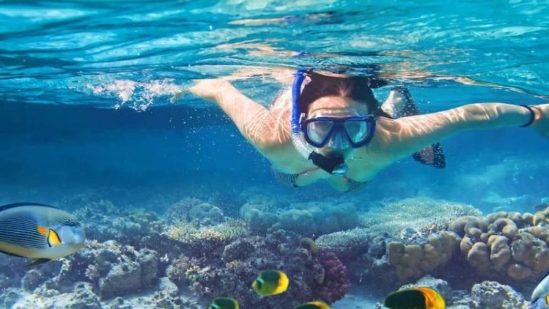 Verão: veja como retirar a água do ouvido após nadar