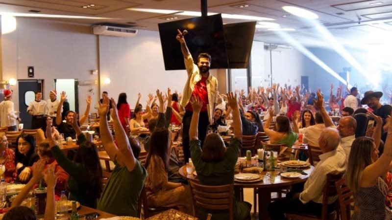 Mesas esgotadas: cantor Tonny lota Buchi Churrascaria em show na véspera de Natal, em Jataí