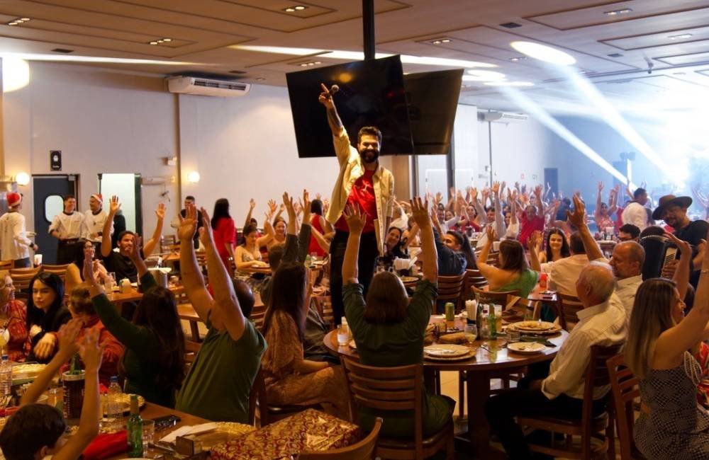 Mesas esgotadas: cantor Tonny lota Buchi Churrascaria em show na véspera de Natal, em Jataí