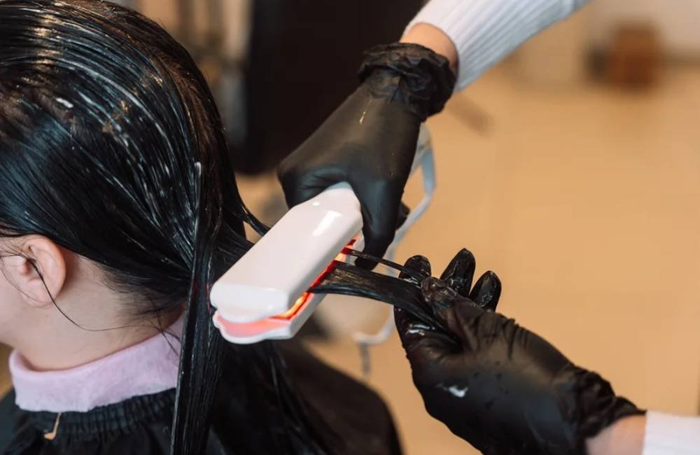 Anvisa proíbe alisantes capilares e saneantes irregulares