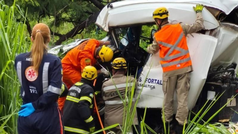 BR-364 vira cenário de caos após colisão entre caminhões e carro em Mineiros