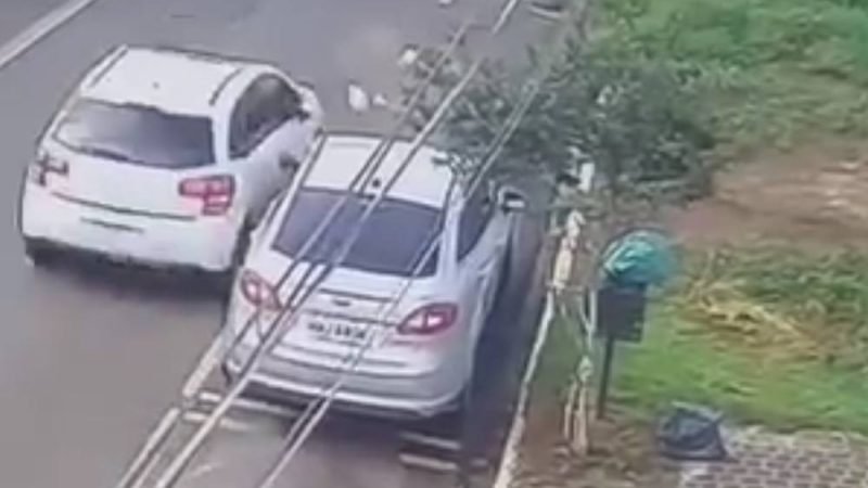 VÍDEO | Câmeras flagram momento em que veículo atinge carro estacionado no Setor Brisas em Jataí