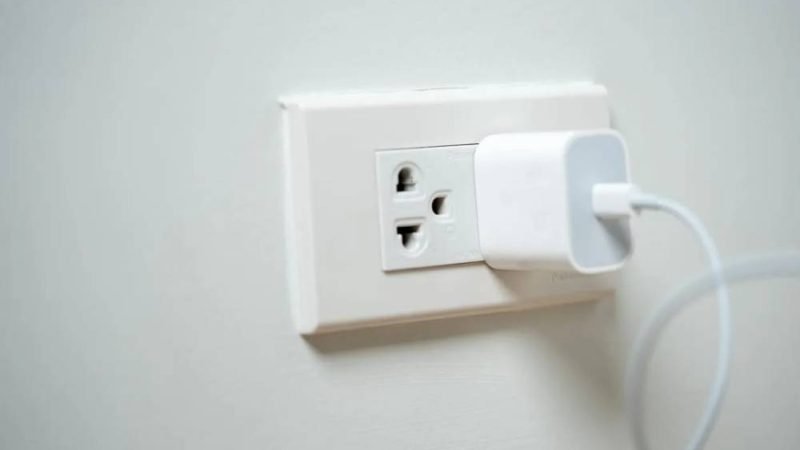 Deixar o carregador na tomada gasta energia? Veja explicação