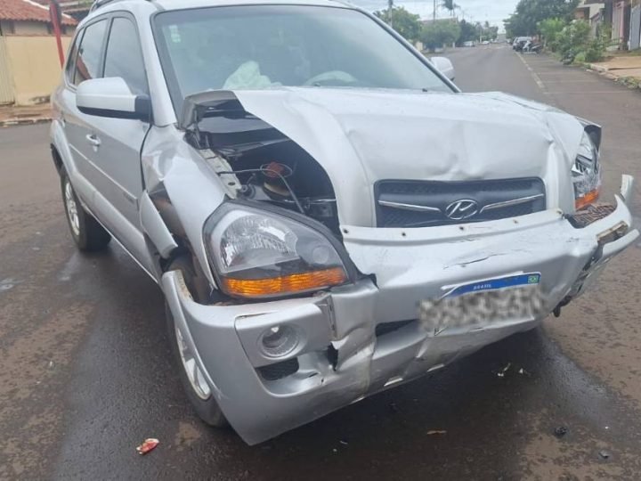 Desrespeito à sinalização resulta em colisão entre HB20 e Tucson no Setor Santa Lúcia