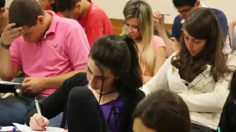 Duas prefeituras em Goiás abrem concursos com salários de até R$ 8 mil