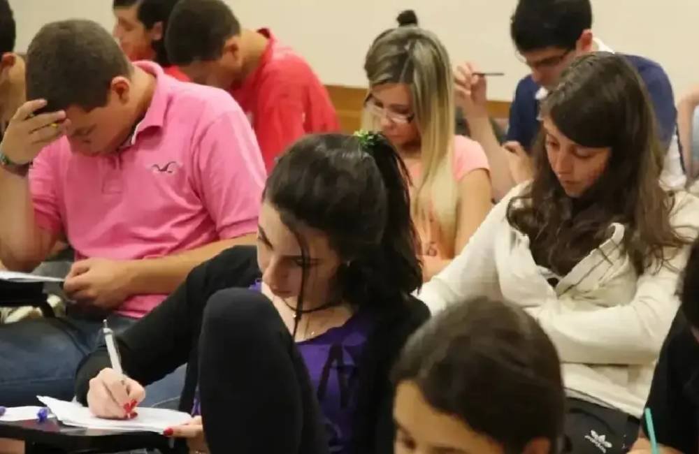 Duas prefeituras em Goiás abrem concursos com salários de até R$ 8 mil