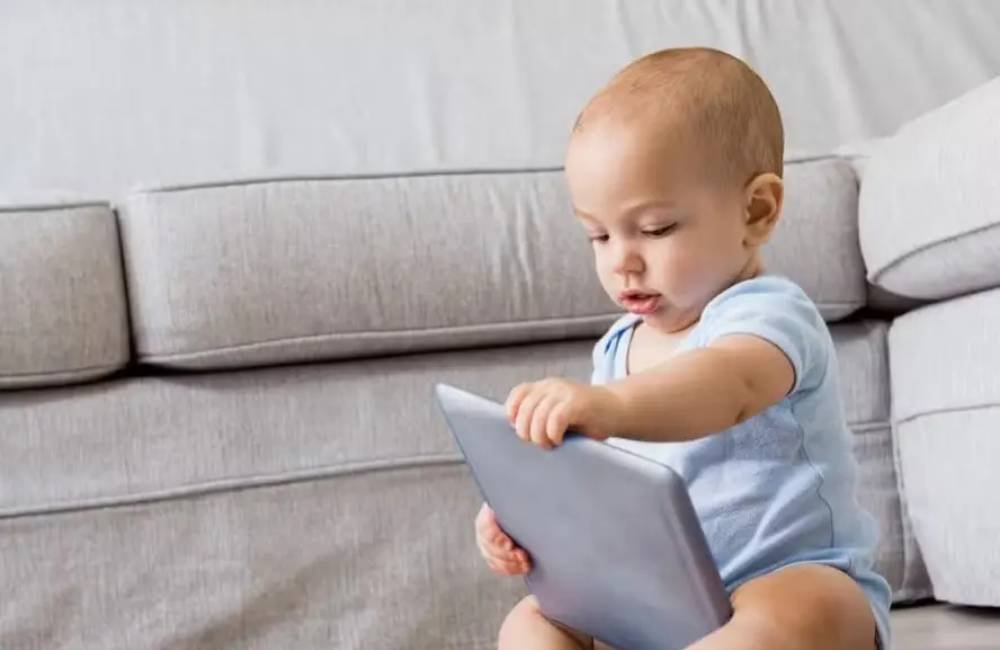 Estudo associa exposição precoce a telas a mudanças cerebrais e maior ansiedade na adolescência