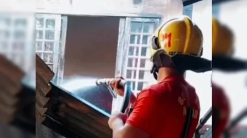 Filho é preso após incendiar casa com pais de 90 anos