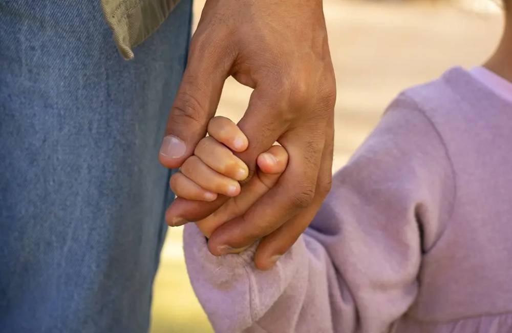 Justiça de Goiás entrega guarda dos filhos ao pai e muda pensão