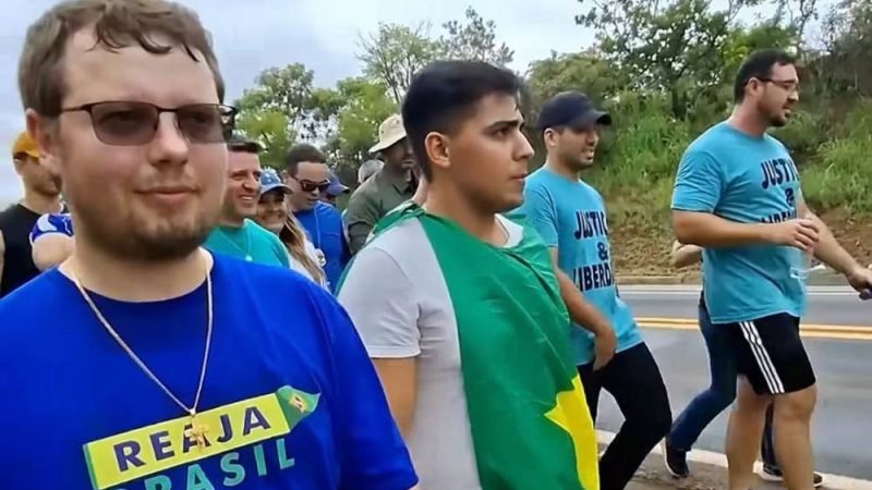 Maycon Tombini participa de caminhada com Nikolas Ferreira, Gustavo Gayer e Carlos Bolsonaro em mobilização pela liberdade