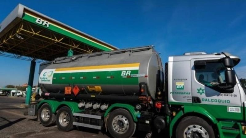 Petrobras reduz preço da gasolina em 5,2% a partir desta terça