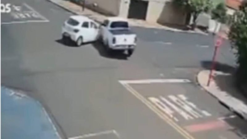 VÍDEO| Câmera registra colisão em cruzamento e veículos invadem calçada em Jataí