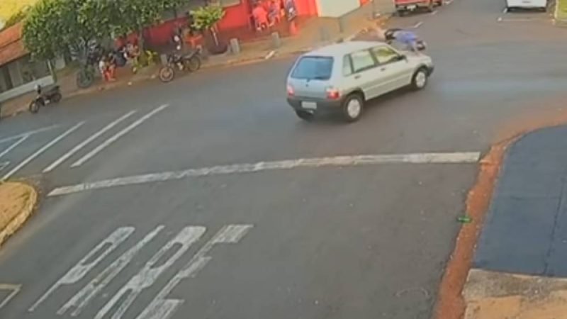 VÍDEO| Motociclista é arremessado em colisão com carro em Jataí