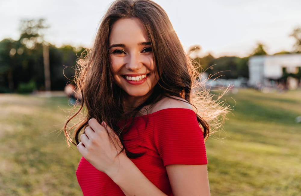 4 em cada 10 solteiras da Geração Z buscam romance com apoio financeiro