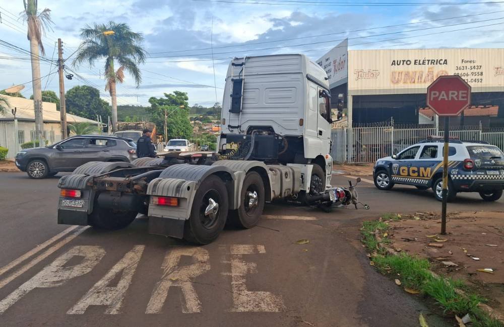 Acidente de trânsito em Jataí envolve caminhão e motocicleta na Vila Progresso