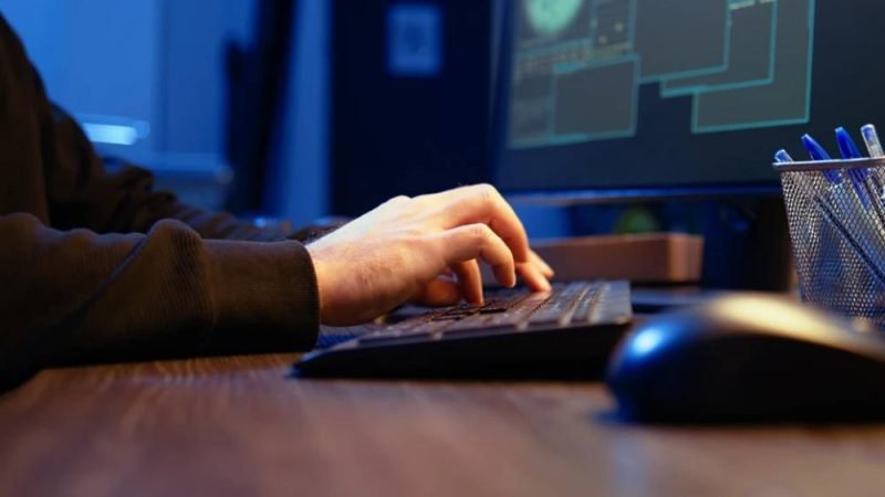 Adolescente forja mandados contra Lula e Moraes e lucrava com “limpeza” de ficha criminal em Goiás