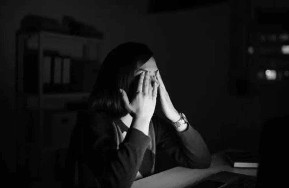 Ameaças por PIX e perfis falsos impulsionam perseguição contra mulheres em Goiás