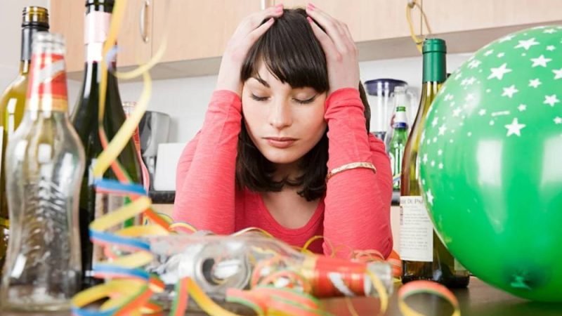 Após excessos no Carnaval, nutricionista revela estratégia simples que reduz os sintomas da ressaca