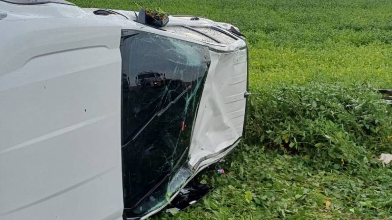 Capotamento na BR-060 mobiliza Bombeiros em Jataí