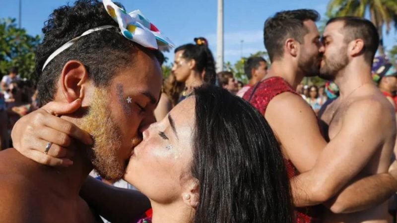 Carnaval em alerta: Veja quais doenças podem ser transmitidas pelo beijo na boca