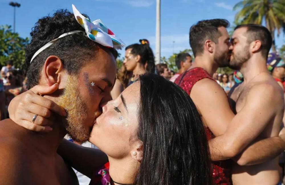 Carnaval em alerta: Veja quais doenças podem ser transmitidas pelo beijo na boca