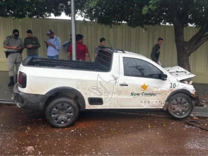 Colisão entre Saveiro e Uno deixa mulher ferida em cruzamento de Jataí