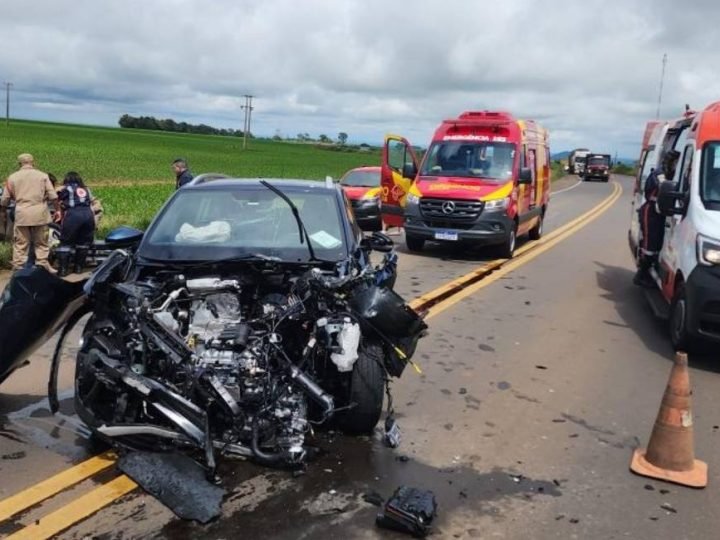 VÍDEO| Colisão frontal na BR-364 deixa três feridos