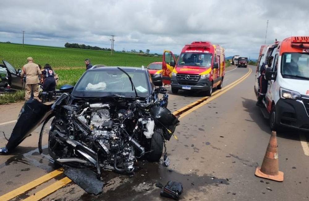 Colisão frontal na BR-364 deixa três feridos