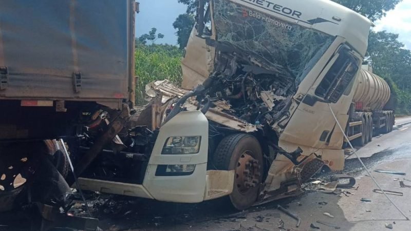 Colisão traseira entre dois caminhões é registrada na descida do Bananal, em Jataí