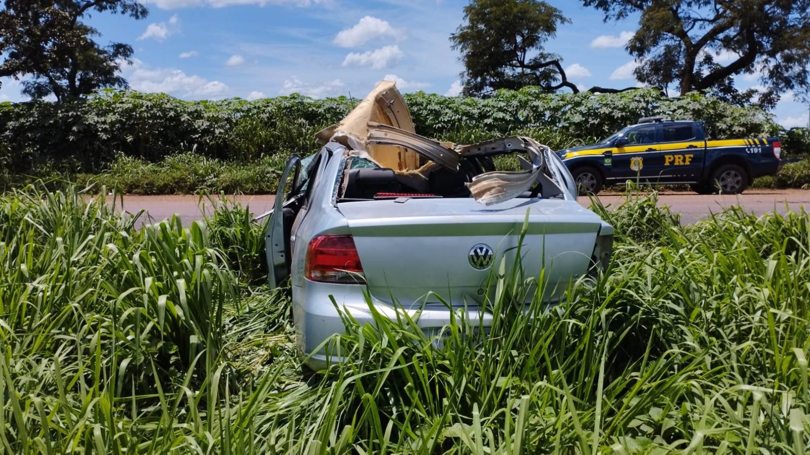 Carro Voyage destruído após colisão traseira e capotamento na BR-060 em JataíTitle: Voyage destruído após acidente na BR-060 em Jataí