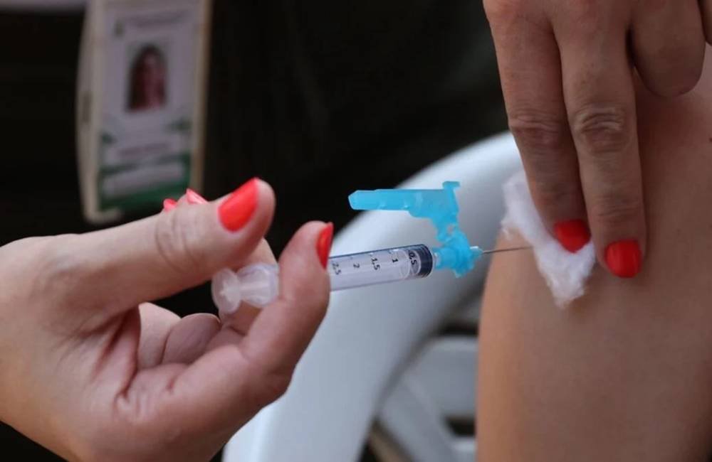 HPV pode causar câncer, e jovens de 15 a 19 anos ainda podem se vacinar em Goiás