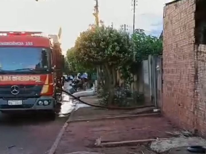 VÍDEO | Incêndio mobiliza bombeiros no fim da tarde no Colmeia Park, em Jataí
