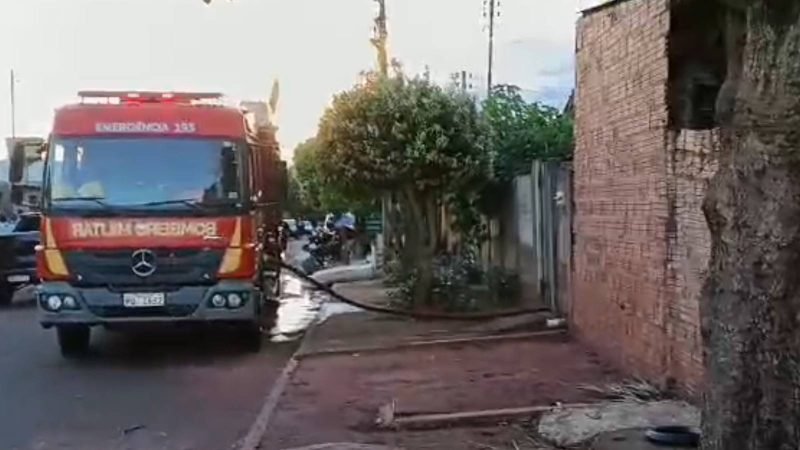 VÍDEO | Incêndio mobiliza bombeiros no fim da tarde no Colmeia Park, em Jataí